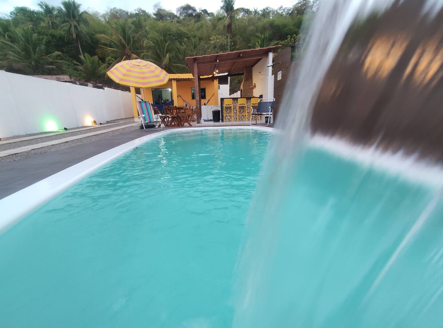 Piscina com cascata